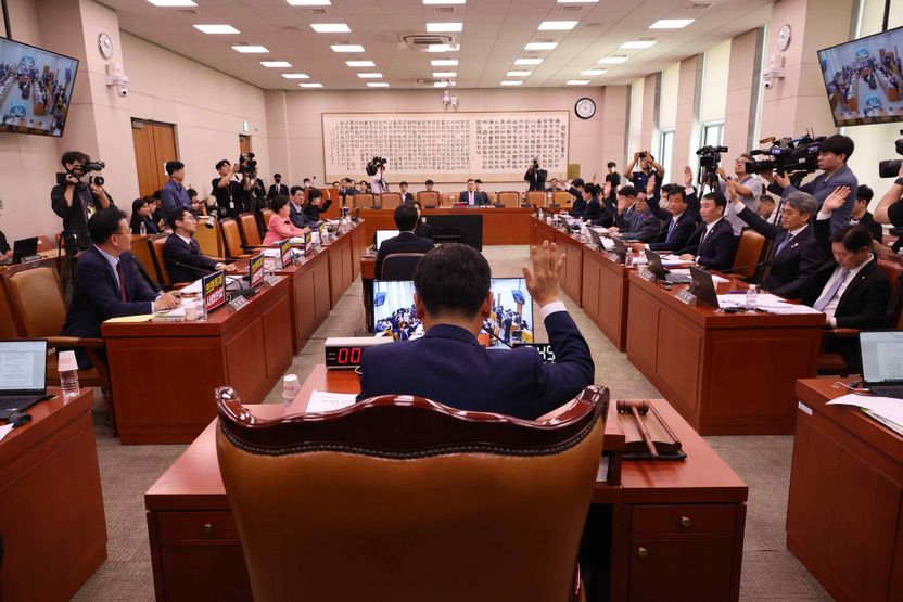 윤석열 재판 담당 판사, 고급 룸살롱서 '수차례 술접대' 의혹 제기 기사 관련이미지