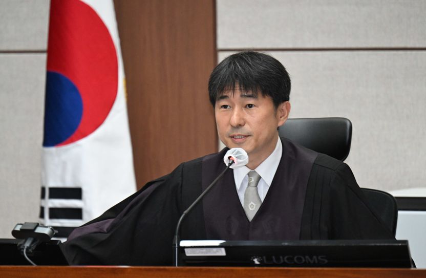 윤석열 재판 지귀연 판사 '룸살롱' 의혹...뇌물죄·청탁금지법·법관징계법 적용 가능성 기사 관련이미지