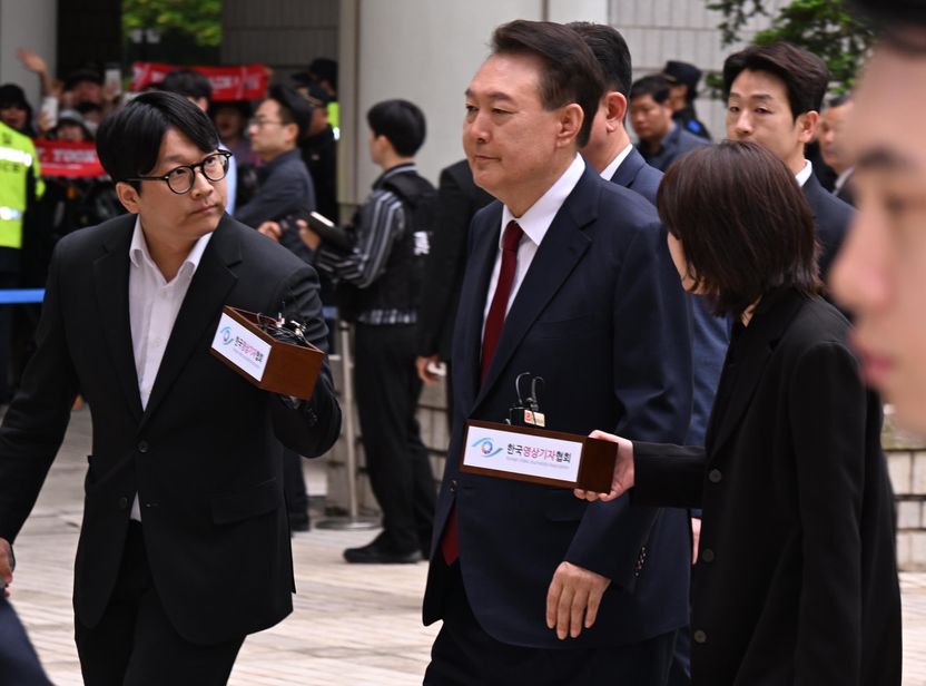 탈당한 윤석열, 법정서 두번째 포토라인...내란에 '직권남용' 혐의 추가 기사 관련이미지