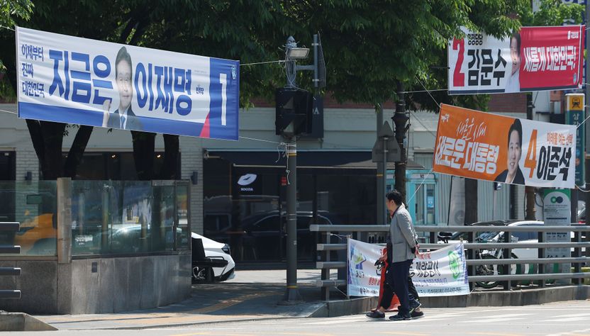 이재명 현수막 훼손한 70대, 경찰까지 다치게 해 최대 5년형 위기 기사 관련이미지