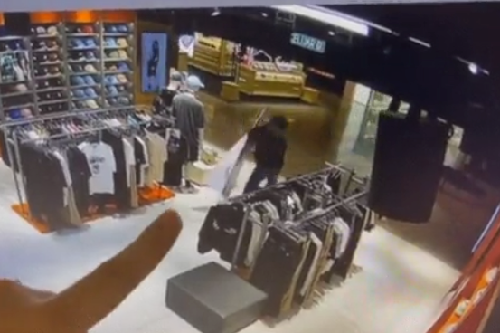 카리나 등신대 들고 튄 외국 남성, 한국이면 '이 정도' 처벌 기사 관련이미지