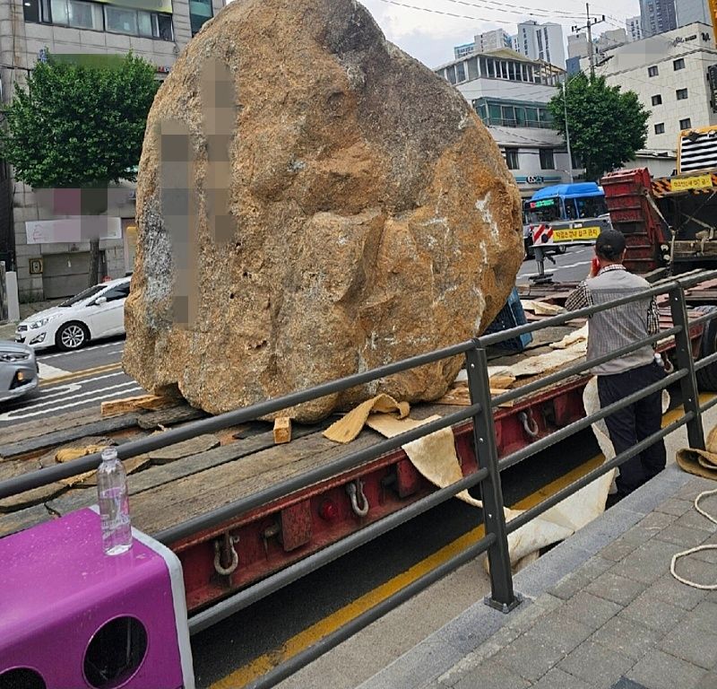 아파트에 설치된 대형 조경석, 주민 반발 땐 법적으로 철거될까? 기사 관련이미지