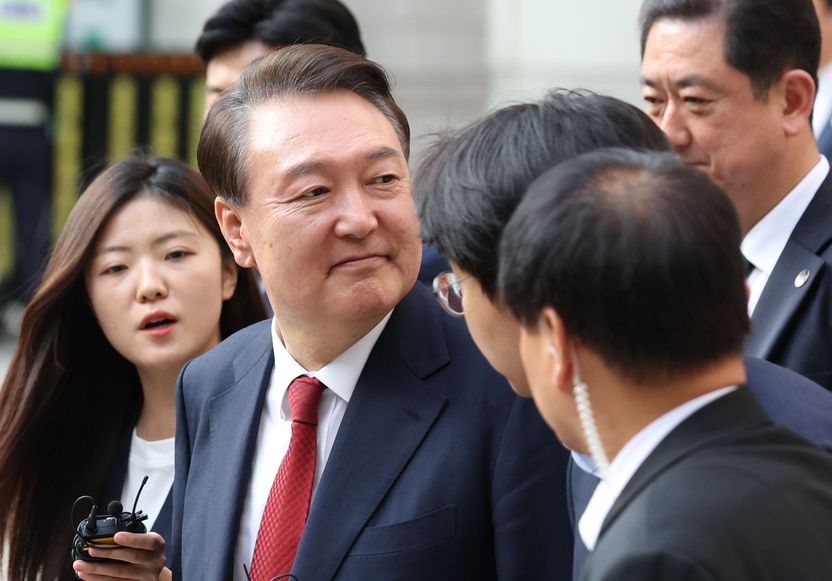 윤석열 전 대통령 '도끼로라도 문 부수고 국회의원 끄집어내라' 지시 법정 증언 기사 관련이미지