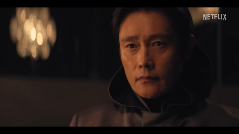 프론트맨은 단순히 게임을 주관하는 것을 넘어, 탈락자를 즉결 처형하도록 지시하고 규칙을 어긴 내부 요원을 직접 사살하는 등 사실상 모든 참가자의 생사여탈권을 쥐고 있었다. /넷플릭스 캡처