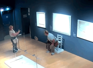 '반 고흐 의자' 부수는 남성 관광객의 모습. /연합뉴스