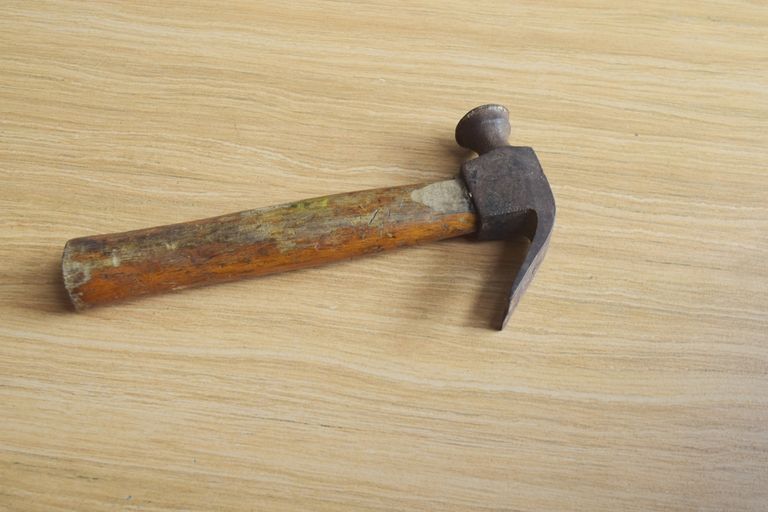 "내가 너 죽이겠다" 7년간 1000번 민원 넣다 공무원 머리 망치로 내리친 60대 기사 관련이미지