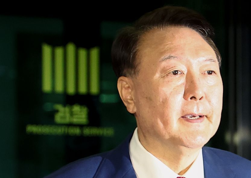 윤석열 전 대통령, 14시간 조사 후 구속영장 청구 초읽기 기사 관련이미지