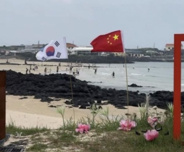 제주 우도에 꽂힌 중국 국기, 처벌은 어렵다…'국기모독' 아닌 '무단설치'가 문제 기사 관련이미지
