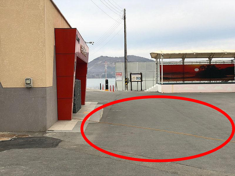 순천 해변 인근 캠핑족이 공중화장실에서 전기를 끌어다 쓰는 모습. /온라인 커뮤니티