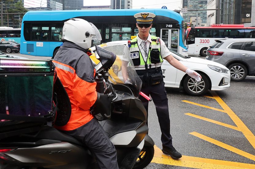 암행순찰차 뜨자 '얌체운전' 1만 4000명 덜미…오토바이 위반이 92% 기사 관련이미지