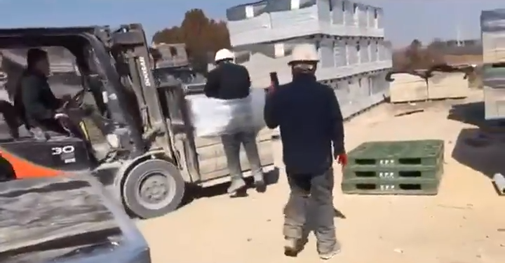 "잘못했지?" 웃으며 동료 지게차로 매달아…'장난' 아닌 '최대 징역 5년' 범죄 기사 관련이미지