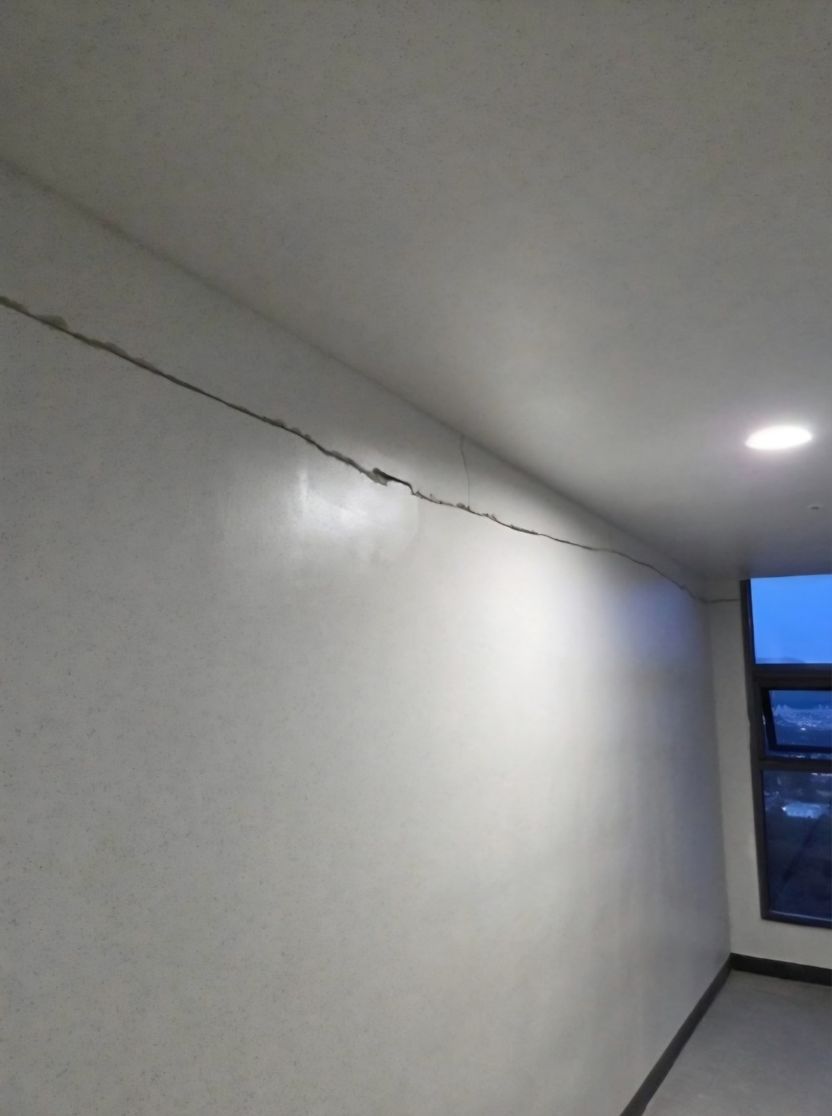 입주 반년 만에 '쩍'…올림픽파크포레온 벽 균열, 법적 책임은 누구에게? 기사 관련이미지