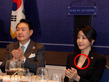 김건희 '모조품 목걸이' 바꿔치기 의혹…'증거 바꿔치기' 했던 과거 판례 보니 기사 관련이미지