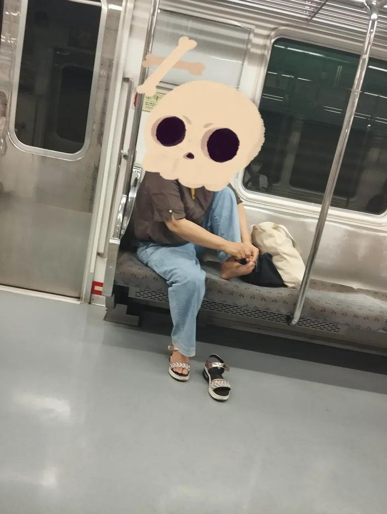 지하철에서 발톱 깎고 과자 먹은 여성… '이런 제재' 가능하다 기사 관련이미지