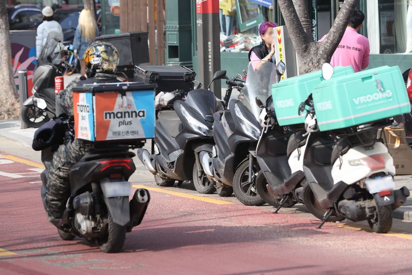 “걸어서 배달하세요” 고급 아파트 갑질…배달기사, 법으로 맞설 수 있나 기사 관련이미지