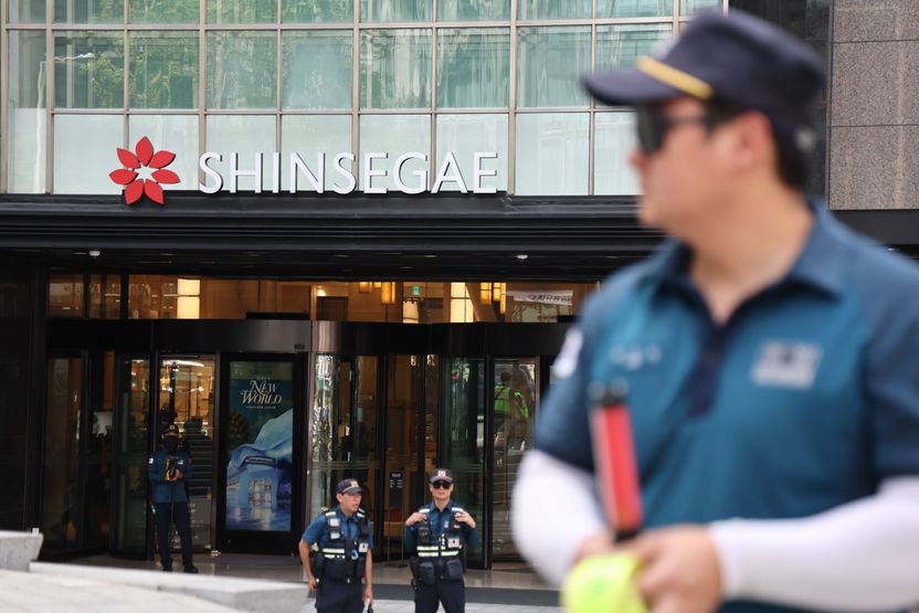 "신세계백화점 3시 폭파" 협박한 중1, 형사처벌 피할 '만 14세' 카드 유력 기사 관련이미지