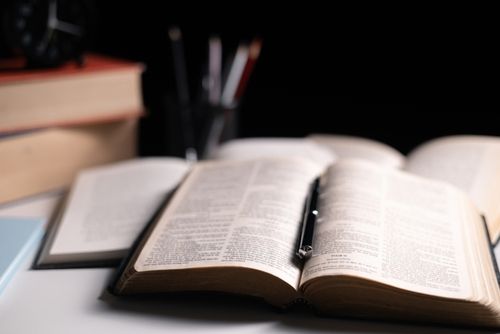 11살 아들 죽음으로 내몬 '지옥의 홈스쿨링'…성경 필사에 매질까지 기사 관련이미지