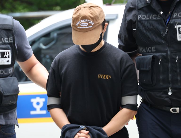 범행에 가담한 사위가 구속심사에 출석하는 모습. /연합뉴스