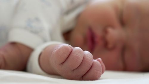 변기서 태어나 베란다에서 멈춘 1.6kg 생명…‘비정한 엄마’는 이미 벼랑 끝이었다 기사 관련이미지