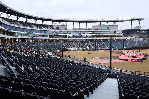 한화이글스, 장애인석 가리고 '특별석 장사'…과태료 넘어 징역형까지 가능 기사 관련이미지