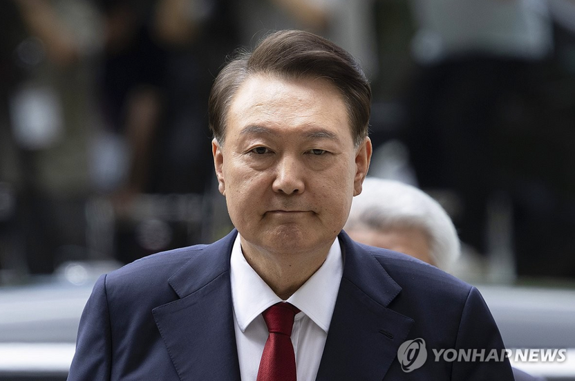 "수갑 찬 尹 '실명 위기' 호소" vs. 법무부 "가짜뉴스" 일축, 진실은? 기사 관련이미지