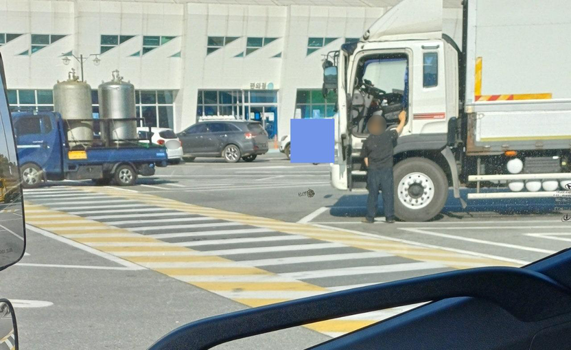 화장실 가기 귀찮아 휴게소 주차장에 '볼일'…과태료 100만원 폭탄 맞을 수도 기사 관련이미지