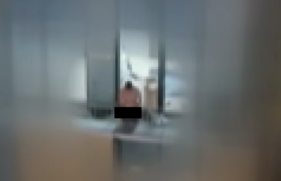 마른하늘에 '소변 날벼락'…테라스서 볼일 본 남성, 법으로 참교육한다면 기사 관련이미지