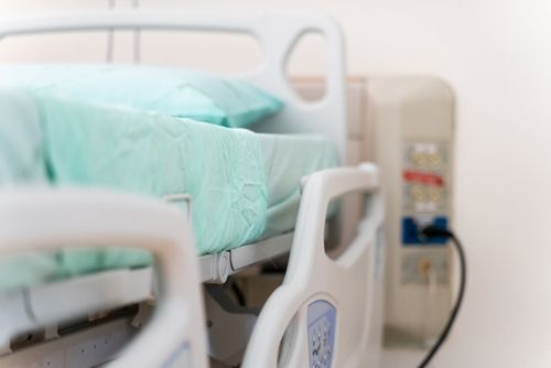 엄마는 출산 후 식물인간이 되었다…이제 겨우 7살, 아들마저 빚더미에 앉았다 기사 관련이미지