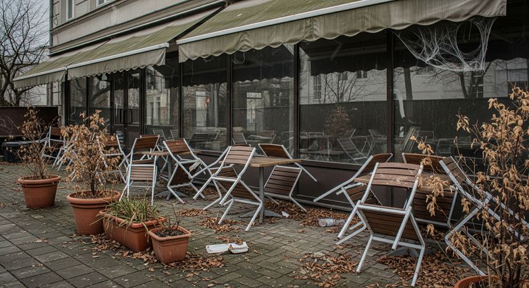 “내 가게가 하룻밤 새 드라마 세트장 됐다”…CCTV 속 '황당한 침입자들' 기사 관련이미지