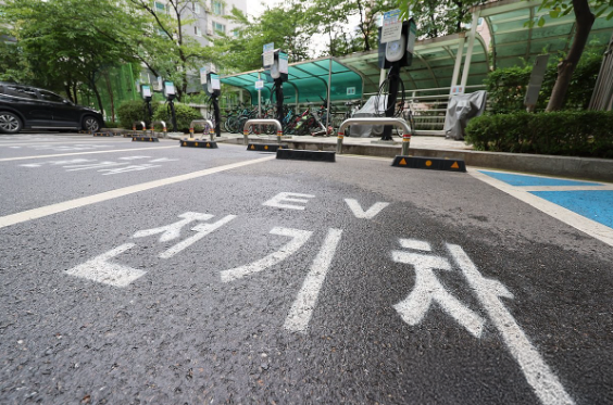 무심코 주차했다간 10만원…전기차 충전구역 ‘얌체 주차’에 칼 빼든 마포구 기사 관련이미지