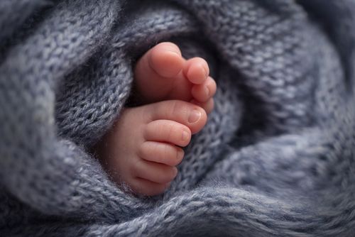 “전 남친 아이일까 봐” 갓 태어난 아기는 싸늘하게 식어 의류수거함에 버려졌다 기사 관련이미지