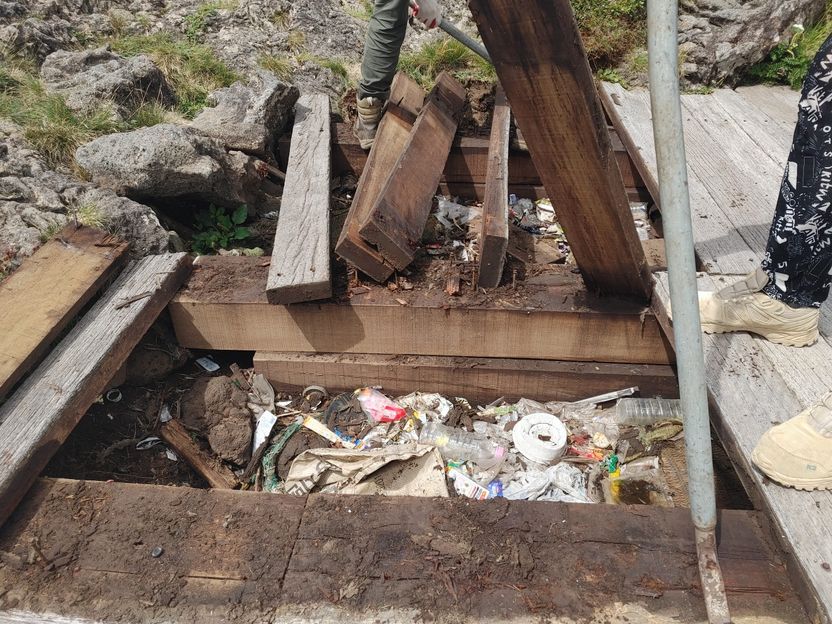 19년 만에 뜯어낸 한라산 정상 데크…그 밑은 쓰레기 무덤이었다 기사 관련이미지