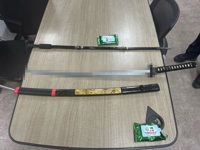 공원 산책로에 나타난 1m 도검…70대 남성 ‘긴급 검거’ 기사 관련이미지