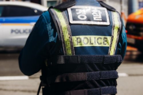 불법 체류자 협박해 돈 뜯으려 한 경찰, 항소심서 감형받았다 기사 관련이미지