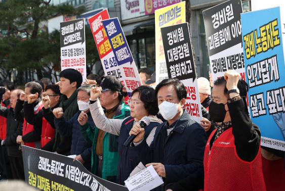 쓰레기 분리수거, 주차 관리하다…하루 13명씩 쓰러지는 경비원들 기사 관련이미지