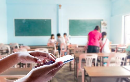 내년 3월부터 수업 중 스마트폰 금지…법으로 강제된다 기사 관련이미지