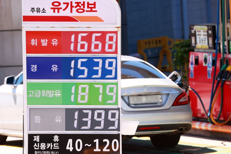 주유소 화장실에 똥칠하고 담배 피우고…결국 문 잠그는 사장님, 문제 없다 기사 관련이미지