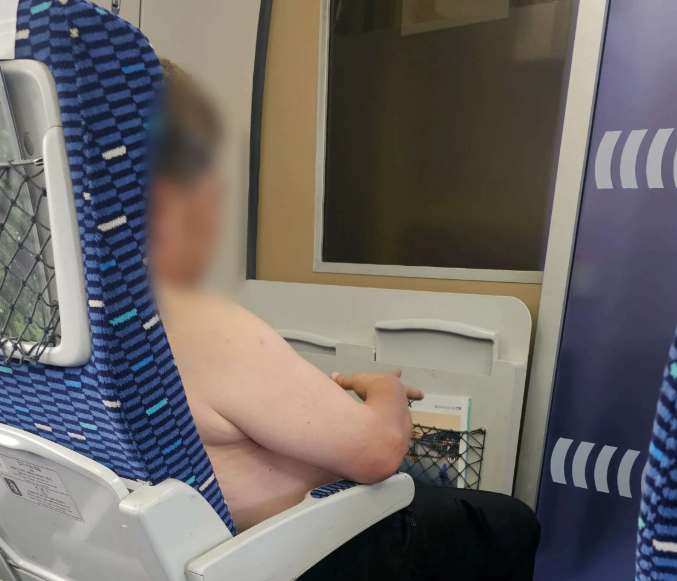 KTX 상의 탈의 빌런, 불쾌해도 형사 처벌 못 한다… 이유는? 기사 관련이미지