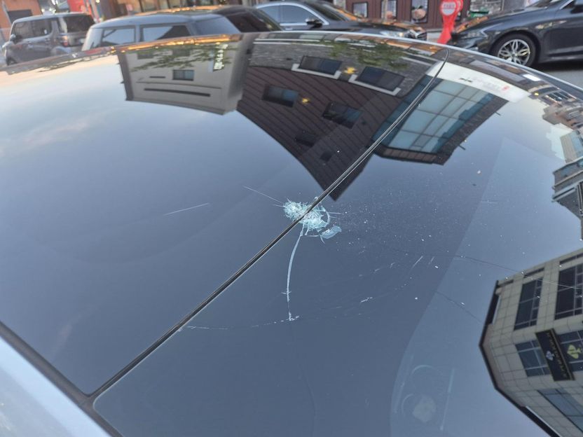 "던지지 마!" 소리치자 숨어버린 아이들…하늘에서 돌이 비처럼 쏟아졌다 기사 관련이미지