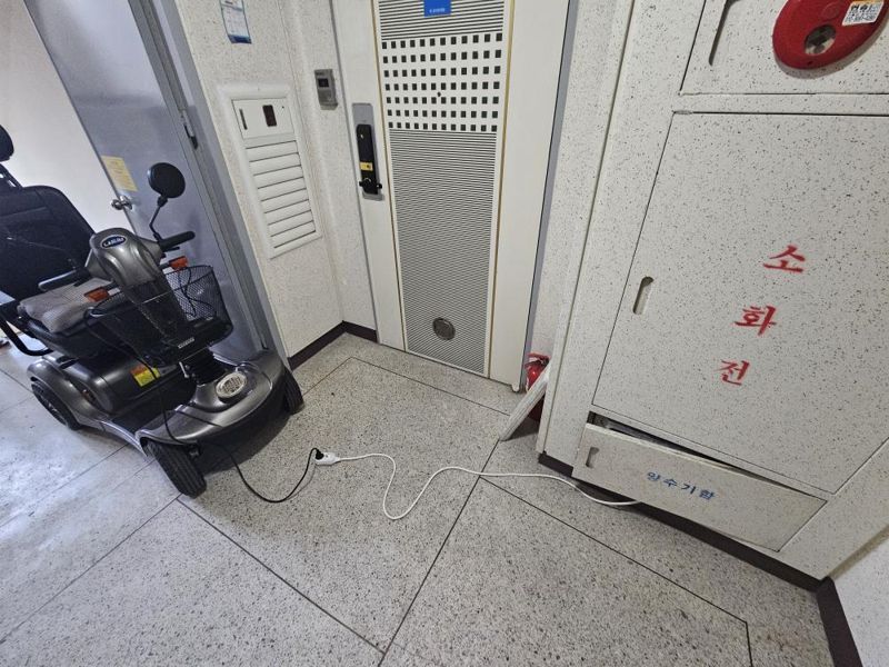 아파트 공용 전기로 휠체어 충전… 절도죄일까 아닐까? 기사 관련이미지