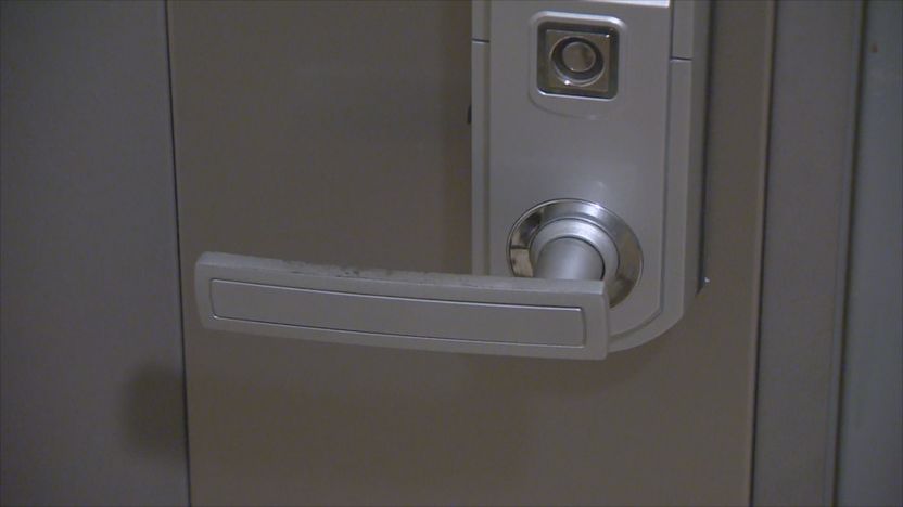 알몸으로 여성 집 문고리 흔든 20대, 경찰은 "고의성 없어" 기사 관련이미지