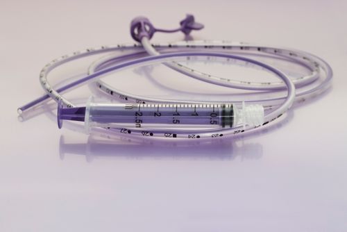 80대 환자 콧줄 삽입을 간호사에게 맡긴 의사…법원 "명백한 무면허 의료행위" 기사 관련이미지