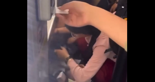 '줄 서서 뽑은 건데 왜' 아이돌 굿즈 '싹쓸이' 되팔이 논란, 법적 대응 가능할까? 기사 관련이미지