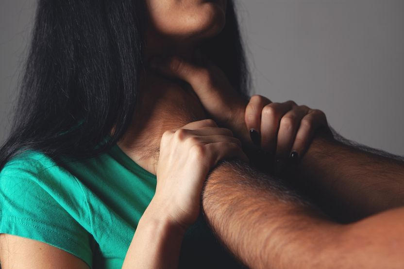 “방문 부수고 나온 내 목을 졸랐다”…살인미수일까, 단순 폭행일까 기사 관련이미지