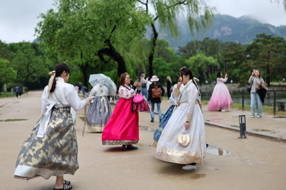 이게 한복?…경복궁 '시스루 한복', 법으로 막을 수 없는 이유 기사 관련이미지