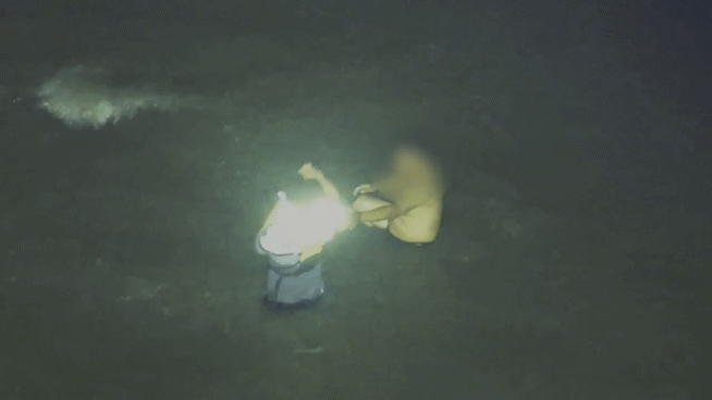 구명조끼를 벗어주는 이재석 경장의 모습. /연합뉴스