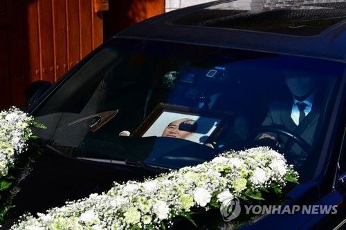 갈 곳 없는 전두환 유해, 자택 마당에 묻힐 수 있나… 법적으로 따져보니 기사 관련이미지