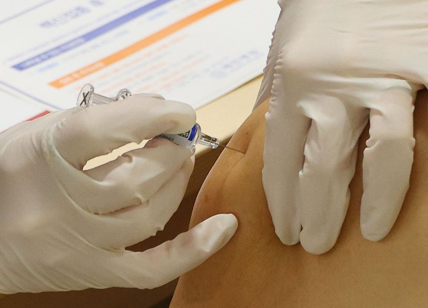 코로나 백신 맞고 일주일 후 사망… 법원 "숨은 병 악화시킨 책임, 국가에 있다" 기사 관련이미지