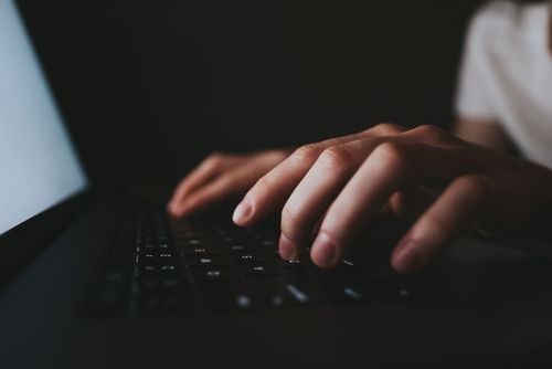내 얼굴 나온 성관계 영상 유포한 범인, 합리적 의심만으로 신고 가능할까? 기사 관련이미지