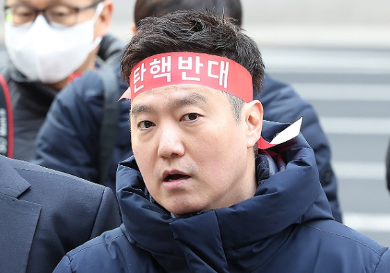 지난 3월 17일, 김세의 가로세로연구소 대표가 서울경찰청 앞에서 유튜버 이진호 고소 기자회견을 열고 발언하는 모습. /연합뉴스